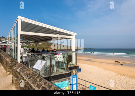 Le petit-déjeuner avec une vue sur la plage de Perran Perran , café St.ives Cornwall UK Europe Banque D'Images