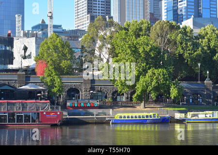 Riverland club bar and cafe sur la banque du fleuve Yarra où les bateaux de croisière touristique parc avec des gratte-ciel en arrière-plan. Banque D'Images