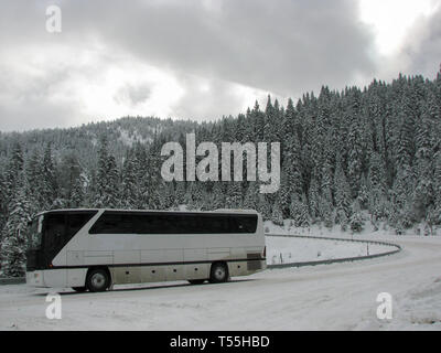 On Snowy Mountain Bus Road - Saison d'hiver à Ilgaz, Montagnes, Kastamonu Turquie Banque D'Images