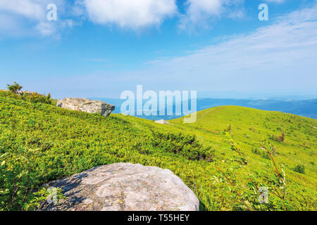 Paysage de montagne sur matin d'été. prés sur les collines décorées avec de grands rochers blancs. beau vert et bleu nature paysage sur une terrasse bien da Banque D'Images