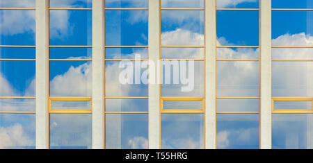 Belle vue panoramique de l'architecture urbaine. arrière-plan d'une réflexion de la fenêtre des nuages sur un ciel bleu. Banque D'Images