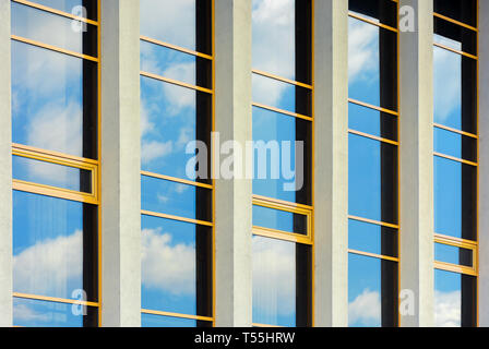 Belle architecture urbaine. fenêtre réflexion d'un des nuages sur un ciel bleu perspective. Vue de côté avec quatre colonnes Banque D'Images