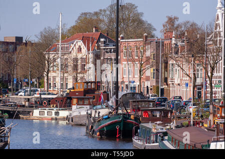 Bateaux le long de la Hoge der AA à Groningen Banque D'Images