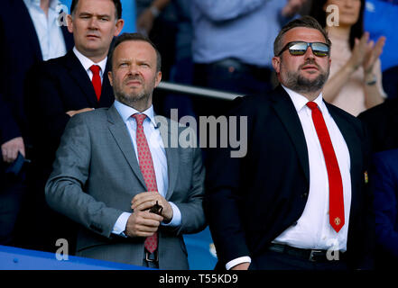 Manchester United Directeur Ed Woodward (à gauche) et Manchester United directeur Richard Arnold dans les peuplements au cours de la Premier League match à Goodison Park, Liverpool. Banque D'Images