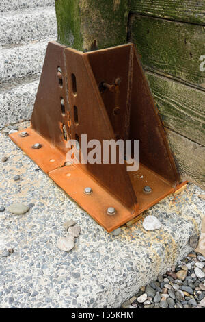 Support de montage en acier rouillé attaché à la plage en bois épi, fixe au revêtement en béton renforcé le cadre de la mer côtière Défenses dans Cleveleys lancashire uk Banque D'Images