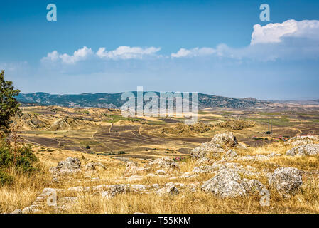 Vue panoramique d'Hattusha, la capitale de l'Empire hittite à l'âge de bronze. Ses ruines se trouvent près de l'actuelle Boğazkale, Turquie, au sein de la grande boucle du Banque D'Images