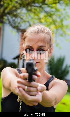 Teenage girl with gun à la main Banque D'Images