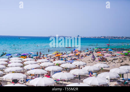 Gallipoli, Italie. 24 juillet, 2017. Le panorama de la Baia Verde pris dans un des nombreux établissements de bains qui parsèment la côte ionienne de Gallipoli. Le soleil, la mer cristalline, les plages de sable blanc et de la vie nocturne de la plage de Salento parties sont certaines des choses qui ont fait de cette station balnéaire une des destinations touristiques les plus populaires en Italie, tant par les touristes italiens et étrangers. Credit : Luigi Rizzo/Pacific Press/Alamy Live News Banque D'Images