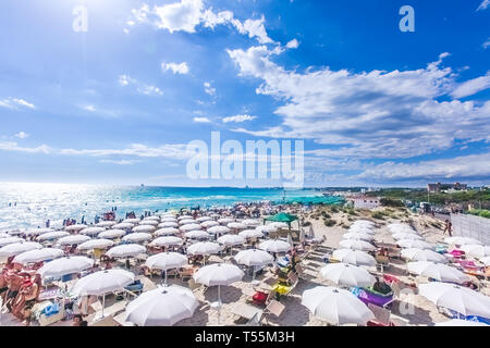 Gallipoli, Italie. 07 juillet, 2017. Le panorama de la Baia Verde pris dans un des nombreux établissements de bains qui parsèment la côte ionienne de Gallipoli. Le soleil, la mer cristalline, les plages de sable blanc et de la vie nocturne de la plage de Salento parties sont certaines des choses qui ont fait de cette station balnéaire une des destinations touristiques les plus populaires en Italie, tant par les touristes italiens et étrangers. Credit : Luigi Rizzo/Pacific Press/Alamy Live News Banque D'Images