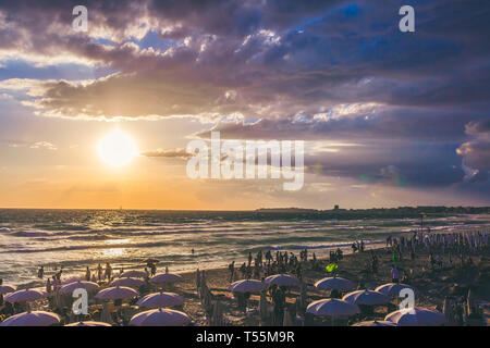 Gallipoli, Italie. 12Th Aug 2017. Le panorama de la Baia Verde pris dans un des nombreux établissements de bains qui parsèment la côte ionienne de Gallipoli. Le soleil, la mer cristalline, les plages de sable blanc et de la vie nocturne de la plage de Salento parties sont certaines des choses qui ont fait de cette station balnéaire une des destinations touristiques les plus populaires en Italie, tant par les touristes italiens et étrangers. Credit : Luigi Rizzo/Pacific Press/Alamy Live News Banque D'Images