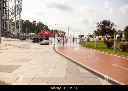 Batumi, Géorgie d'août 2018 à louer un scooter Tricycle électrique sur Batumi Nouveau Boulevard. Voir l'été Boulevard de Batoumi Banque D'Images