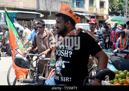 Kolkata, Inde. Apr 21, 2019. Bharatiya Janta Party ou activiste BJP prend part à une campagne électorale pour leur de South Kolkata Lok Sabha circonscription Chandra Kumar Bose avant de Lok Sabha sondages. Credit : Saikat Paul/Pacific Press/Alamy Live News Banque D'Images