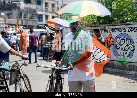 Kolkata, Inde. Apr 21, 2019. Bharatiya Janta Party ou activiste BJP prend part à une campagne électorale pour leur de South Kolkata Lok Sabha circonscription Chandra Kumar Bose avant de Lok Sabha sondages. Credit : Saikat Paul/Pacific Press/Alamy Live News Banque D'Images