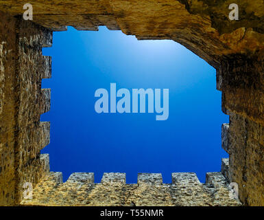 Fragocastelo château dans l'île de Crète, Grèce. Cette journée d'été, ciel bleu clair. Jusqu'à l'intermédiaire de fortifications à sky patch. Banque D'Images