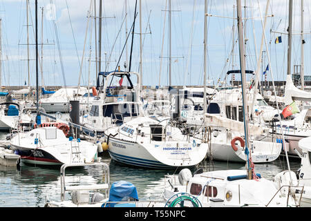 FUNCHAL, Madeira, Portugal - 22 juillet 2018 : beaucoup de yachts et bateaux dans la marina de Funchal. Vue de la jetée et de l'océan par le livre blanc et bateaux Banque D'Images