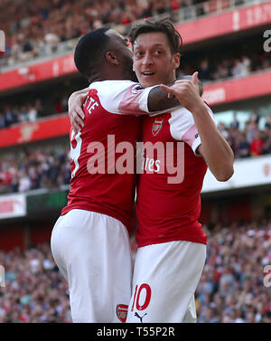 Mesut Ozil d'Arsenal (à gauche) fête marquant son premier but de côtés du jeu avec Arsenal's Alexandre Lacazette au cours de la Premier League match à l'Emirates Stadium, Londres. Banque D'Images