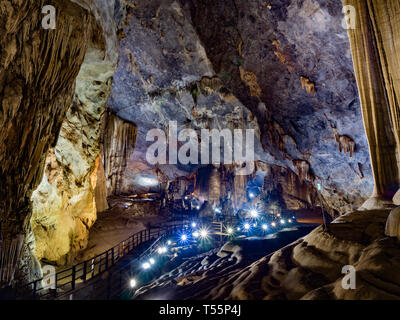 Sentier pédestre traversant allumé Paradise Cave, une des plus grandes grottes sèches dans le monde, Phong Nha Ke Bang en parc national, Vietnam, Asie Banque D'Images