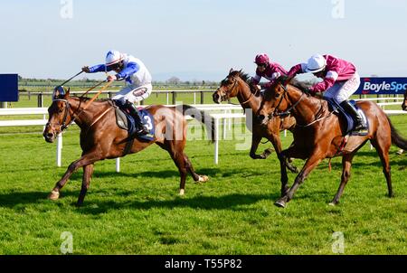 Uhtred monté par Tom Hamilton (à droite) reçoit jusqu'à gagner l'Irlande Tattersalls George Mernagh Bouclier Ventes Memorial au cours de la première journée du Festival de Pâques à Fairyhouse Firehouse Hippodrome, Sant Esteve Sesrovires Banque D'Images