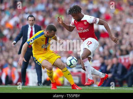 Crystal Palace's James McArthur (à gauche) et l'arsenal Alex Iwobi bataille pour la balle durant le match en Premier League à l'Emirates Stadium, Londres. Banque D'Images