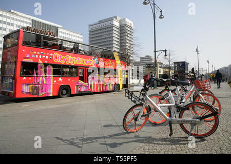 Location de bicyclettes et les bus touristiques à Alexanderplatz, Berlin, Allemagne. Banque D'Images