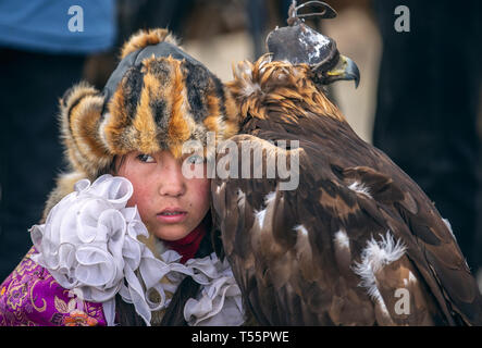 Bayan Ulgii, Mongolie, 3 octobre 2015 : eagle kazakhs hunteress avec son oiseau Banque D'Images