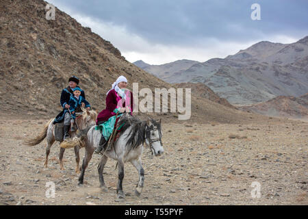 Bayan Ulgii, Mongolie, 3 octobre 2015 : kazakh famille voyageant sur leurs chevaux Banque D'Images