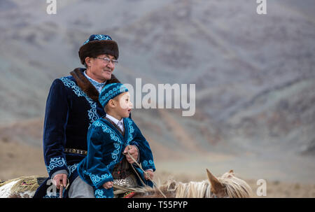 Bayan Ulgii, Mongolie, 3 octobre 2015 : kazakh famille voyageant sur leurs chevaux Banque D'Images