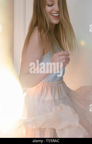 Smiling young woman dancing Banque D'Images