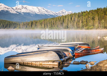 Canoës sur Patricia Lake dans le parc national Jasper, Alberta, Canada Banque D'Images