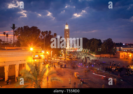 Mosquée de Koutoubia sur Jemma el Fna au coucher du soleil à Marrakech, Maroc Banque D'Images