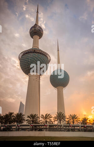 Kuwait Towers au coucher du soleil dans la ville de Koweït, Koweït Banque D'Images