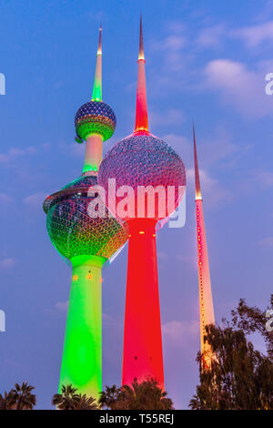 Allumé Kuwait Towers dans la ville de Koweït, Koweït Banque D'Images