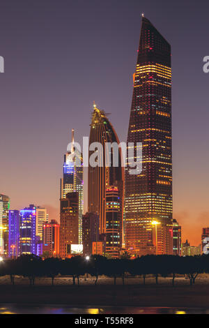 Skyline at sunset dans la ville de Koweït, Koweït Banque D'Images