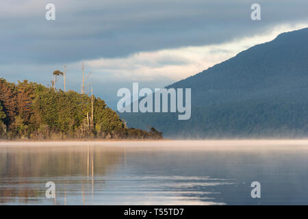 Lever du soleil sur le lac Te Anau, Nouvelle-Zélande Banque D'Images