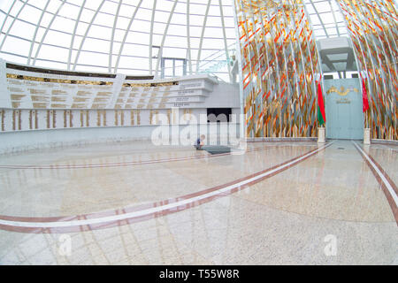 Biélorussie, Minsk, le 11 juillet 2017. Musée de la Grande guerre patriotique. Petit garçon dans le Hall of Fame Banque D'Images