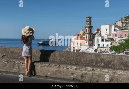 Woman wearing hat par Atrani, Italie Banque D'Images