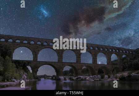 Pont du Gard sous starscape nuit à Castillon-du-Gard, France Banque D'Images