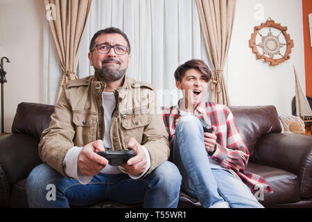 Father and Son playing video game Banque D'Images