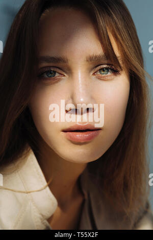 Portrait de jeune femme portant le maquillage naturel Banque D'Images