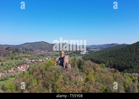 Vue aérienne de Berwartstein château, Château médiéval chevalier brigand à village Erlenbach à Dahn, Wasgau, Rhénanie-Palatinat, Allemagne Banque D'Images