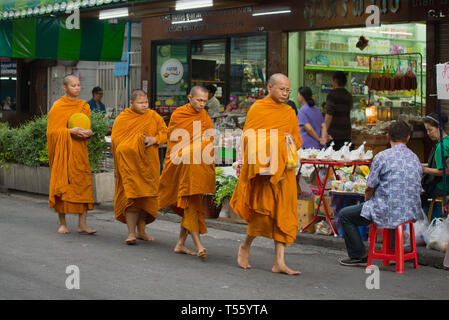 BANGKOK, THAÏLANDE - 02 janvier 2019 : les moines Bouddhistes sur une rue de la ville Banque D'Images