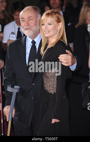 LOS ANGELES, CA. 10 janvier 2006 : 'CSI' stars MARG HELGENBERGER & ROBERT DAVID HALL au 2006 People's Choice Awards à Los Angeles. © 2006 Paul Smith / Featureflash Banque D'Images