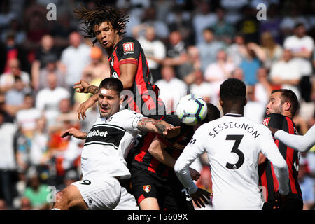 Nathan Ake d'AFC Bournemouth batailles avec Aleksandar Mitrovic de Fulham - AFC Bournemouth v Fulham, Premier League, stade de vitalité, Bournemouth - 2 Banque D'Images