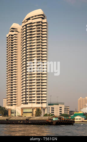 Thaïlande, Bangkok, Bang Bumru Rattanakosin, voir l'hôtel particulier, Twin Towers de blocs d'appartements haut de gamme à côté de la rivière Chao Phraya Banque D'Images