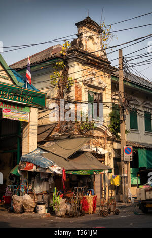 Thaïlande, Bangkok, Thanon Ban Mo, vieux bâtiment envahi à l'entrée du marché aux fleurs Banque D'Images