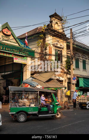 Thaïlande, Bangkok, Thanon Ban Mo, tuk tuk à l'ancien bâtiment envahi par la livraison à l'entrée du marché aux fleurs Banque D'Images