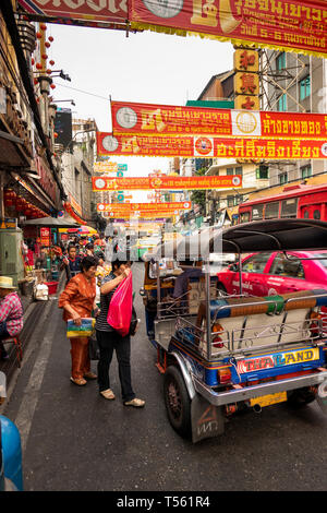 Thaïlande, Bangkok, Chinatown, Thanon Yaowarat, l'embarquement des femmes taxi tuk tuk Banque D'Images