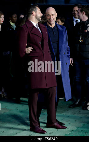 Stars de DC de neuf Superhero Movie Shazam ! Y compris Zachary Levi et Mark Strong lancer le premier super-fête foraine qui sera l'éclairage London's South Bank pour les deux prochains jours. L'attrait séduisant jeu traditionnel en bois comprend des cabanes, un pêle-mêle et bien plus encore - ce qui permet à chacun de canaliser leurs super-héros intérieur chaque fois que la fête foraine, comme par magie, vient à la vie avec Shazam superpuissances mondiales. SHAZAM ! Super-Fête foraine sera ouvert au public les 21 et 22 mars à Bernie Spain Gardens, South Bank, Londres, avec entrée gratuite. SHAZAM ! Est sorti en salles au Royaume-Uni le 5 Ap Banque D'Images