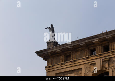 La statue d'un joueur de trompette sur le toit de l'immeuble au Clarendon Bodleian Library à Oxford, Oxfordshire, Angleterre. Banque D'Images