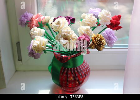 Bouquet de fleurs rose dans un vase de soie Banque D'Images